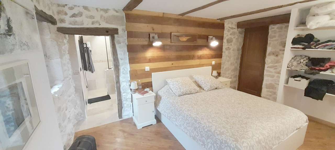 Surrounded by nature and full of character and charm, this magnificent 5 be