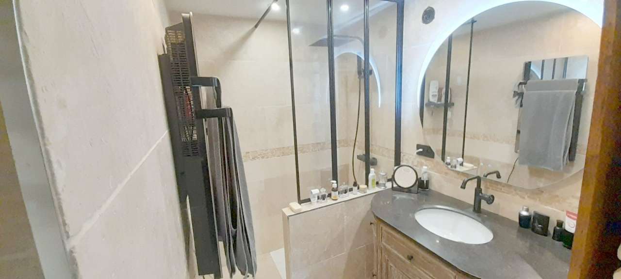 Surrounded by nature and full of character and charm, this magnificent 5 be