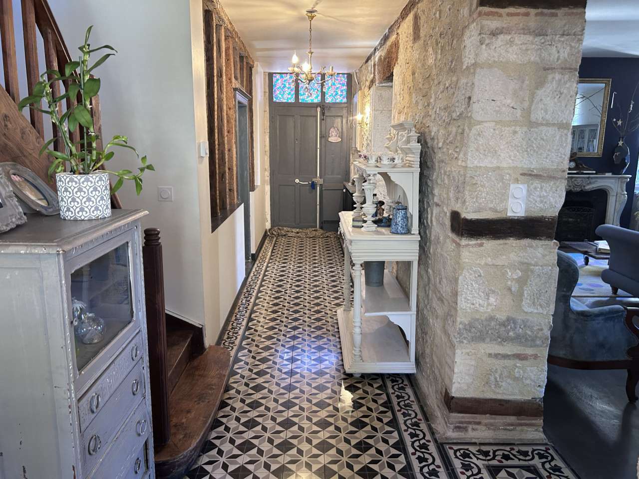 Luxurious 8 bedroom B&B business, which is ideally situated within very pri