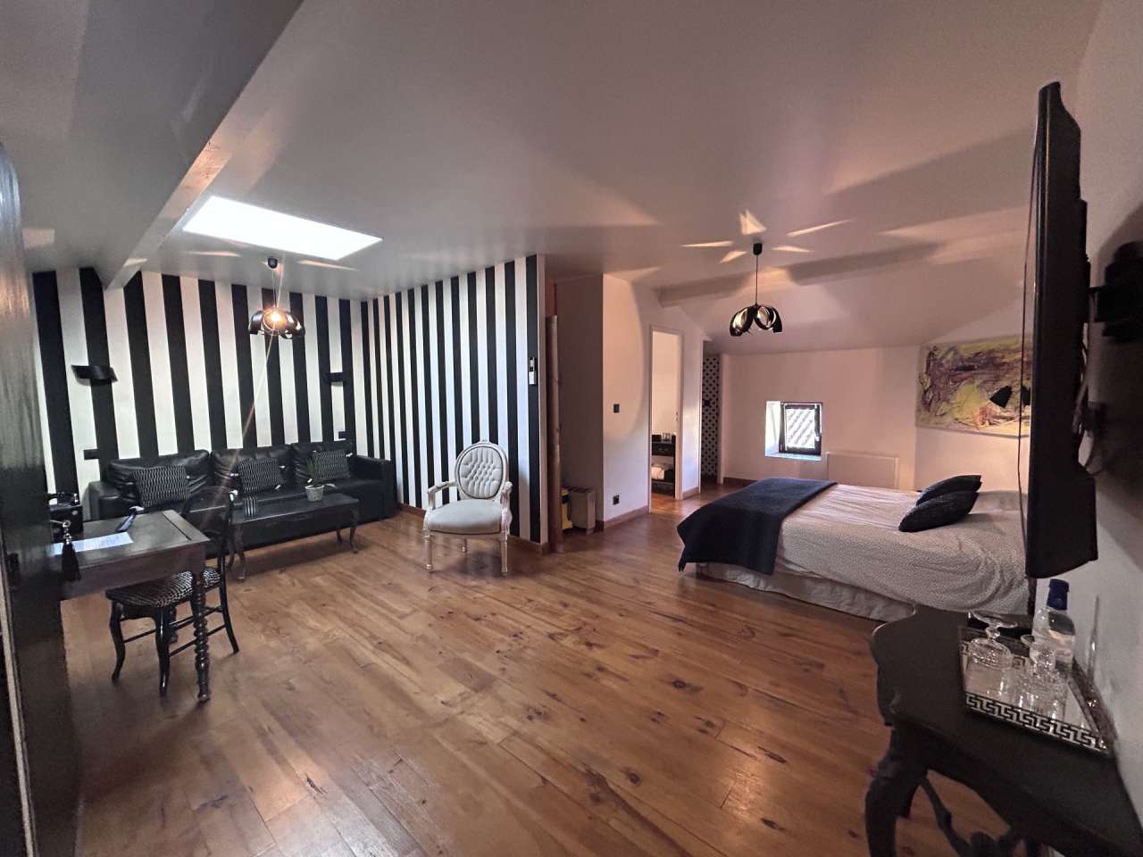 Luxurious 8 bedroom B&B business, which is ideally situated within very pri