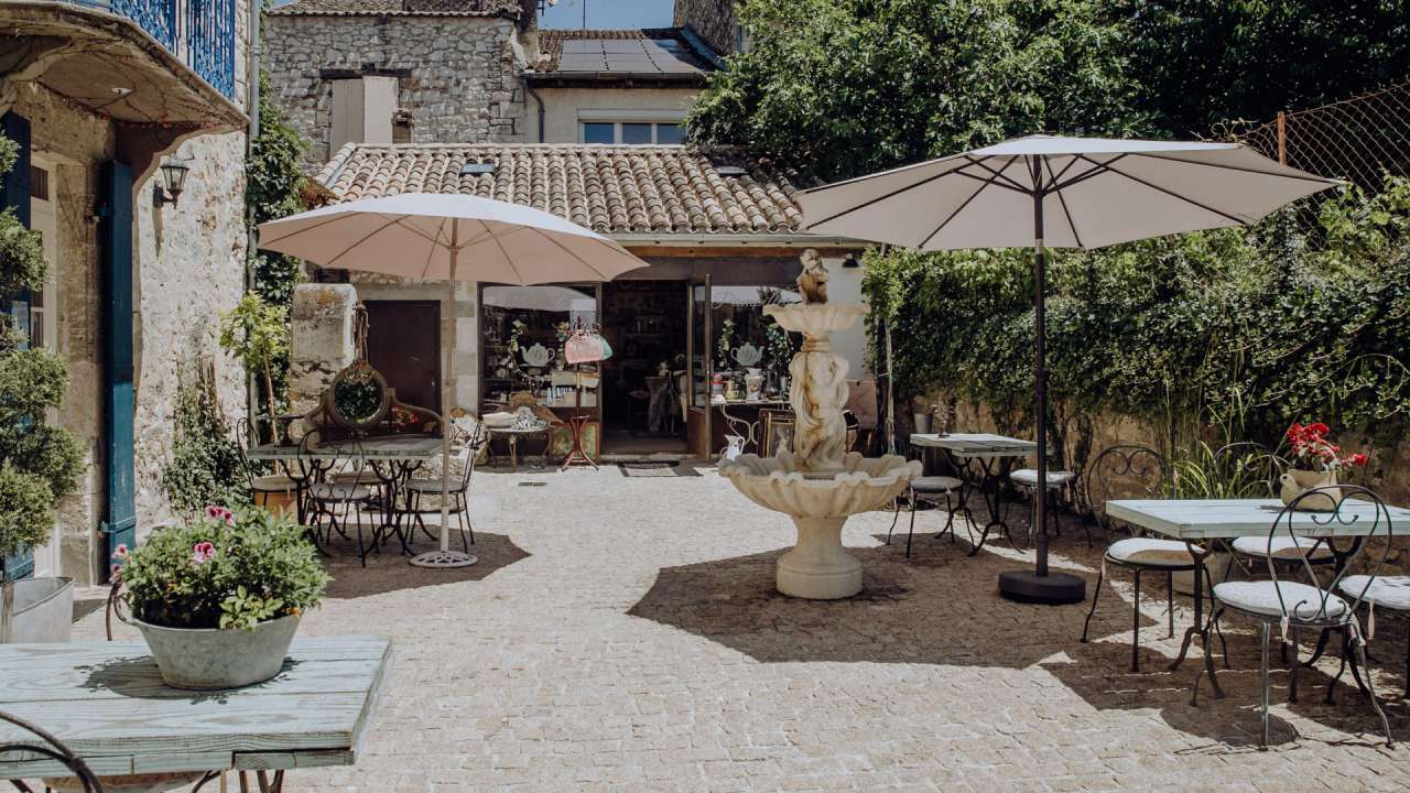 Luxurious 8 bedroom B&B business, which is ideally situated within very pri