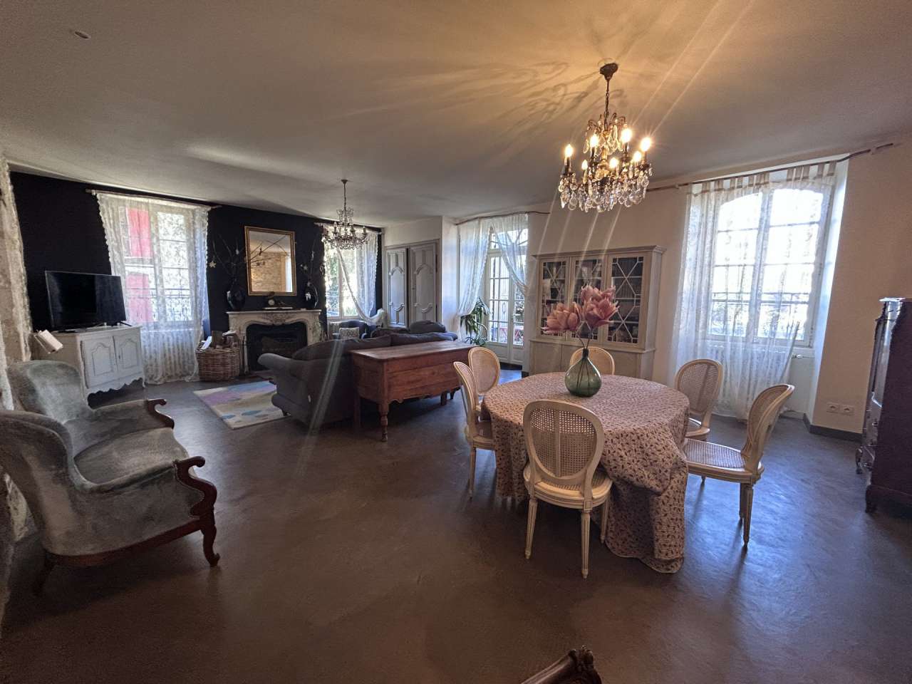 Luxurious 8 bedroom B&B business, which is ideally situated within very pri