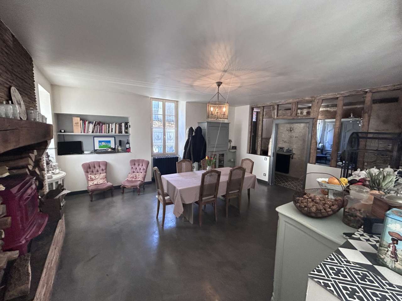 Luxurious 8 bedroom B&B business, which is ideally situated within very pri