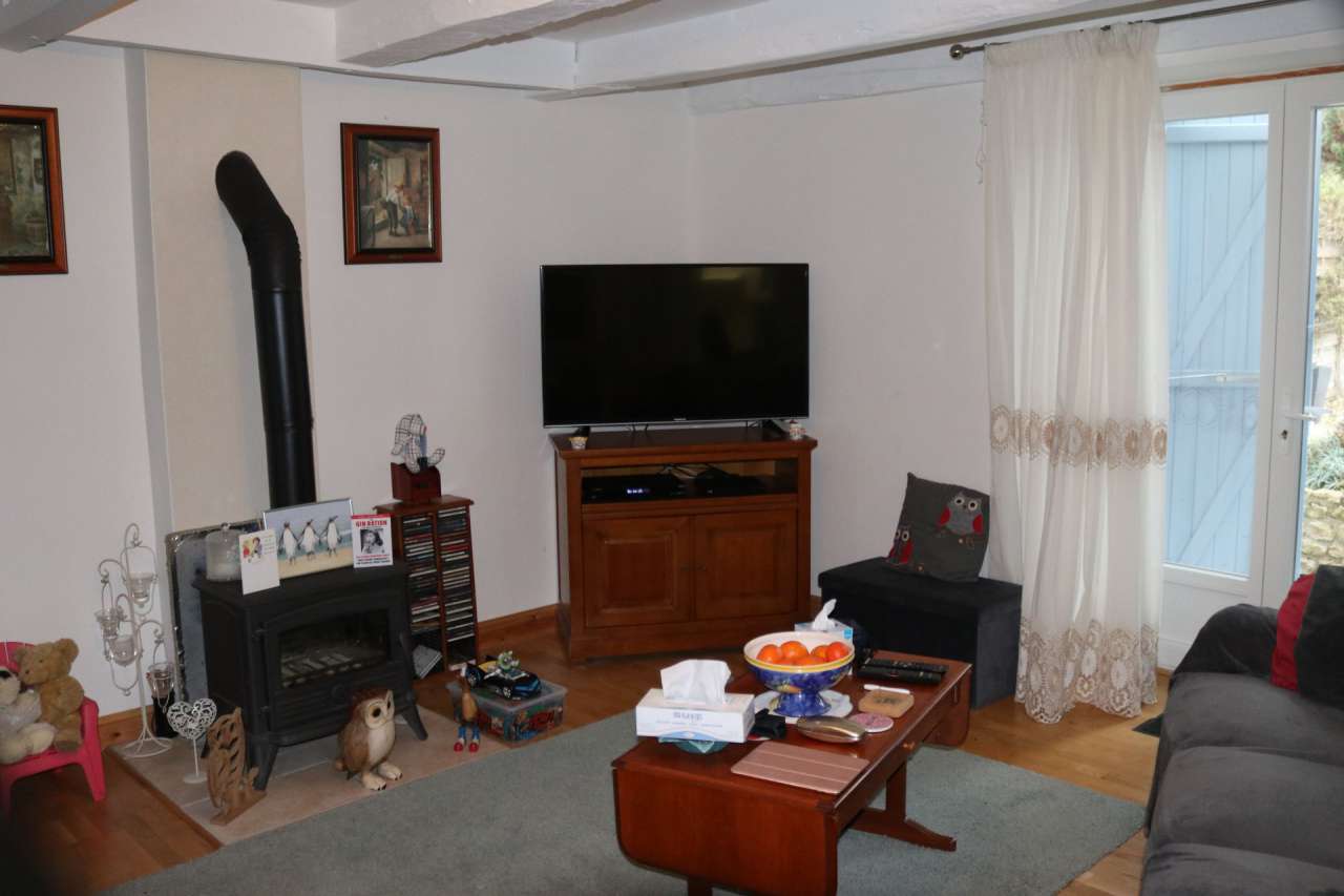 Excellent opportunity to purchase 2 stone built properties, which are acces