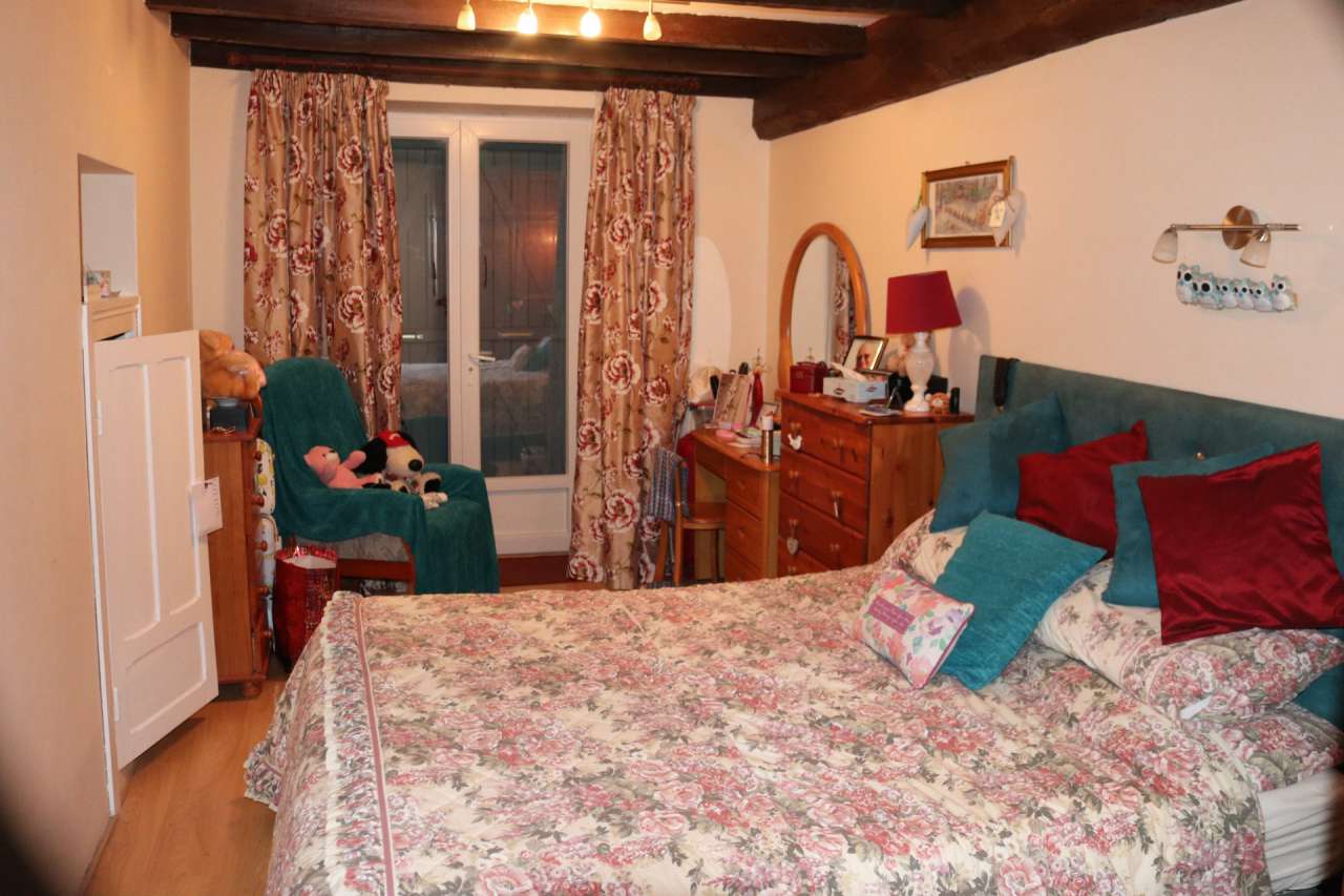 Excellent opportunity to purchase 2 stone built properties, which are acces