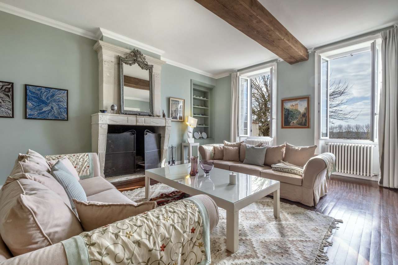 Luxuriously renovated 8 bedroom 15th Century Manor House with 4 fully furni