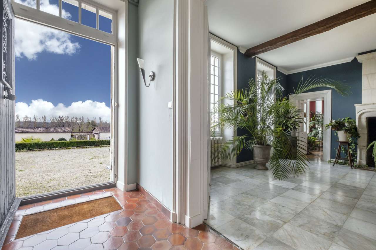 Luxuriously renovated 8 bedroom 15th Century Manor House with 4 fully furni