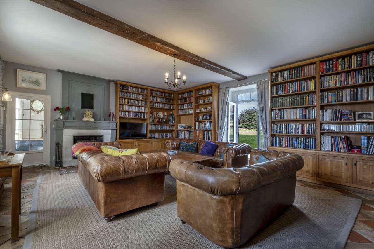 Luxuriously renovated 8 bedroom 15th Century Manor House with 4 fully furni