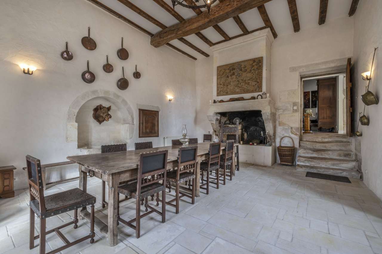 Luxuriously renovated 8 bedroom 15th Century Manor House with 4 fully furni