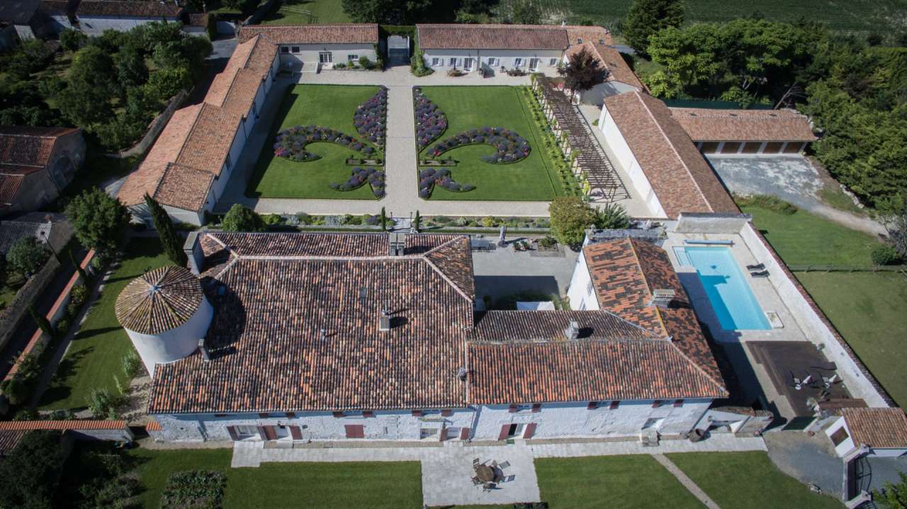 Luxuriously renovated 8 bedroom 15th Century Manor House with 4 fully furni