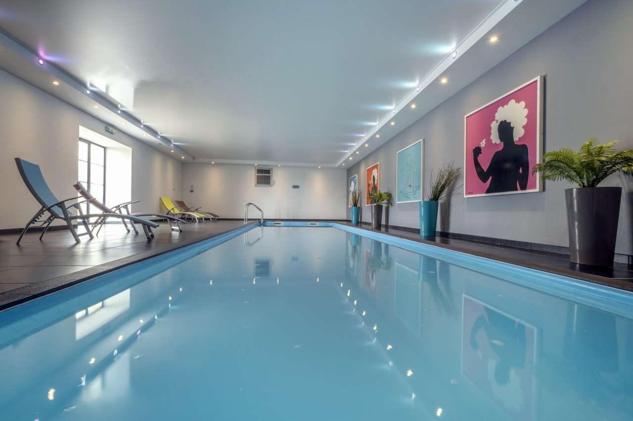 Luxuriously renovated 8 bedroom 15th Century Manor House with 4 fully furni