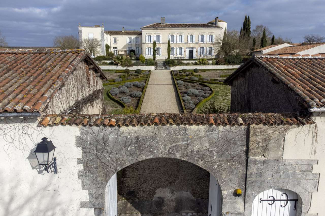 Luxuriously renovated 8 bedroom 15th Century Manor House with 4 fully furni