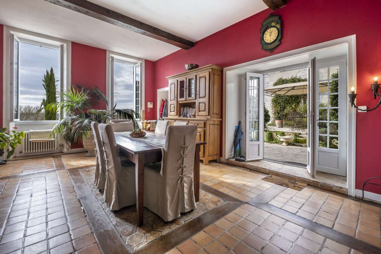 Luxuriously renovated 8 bedroom 15th Century Manor House with 4 fully furni