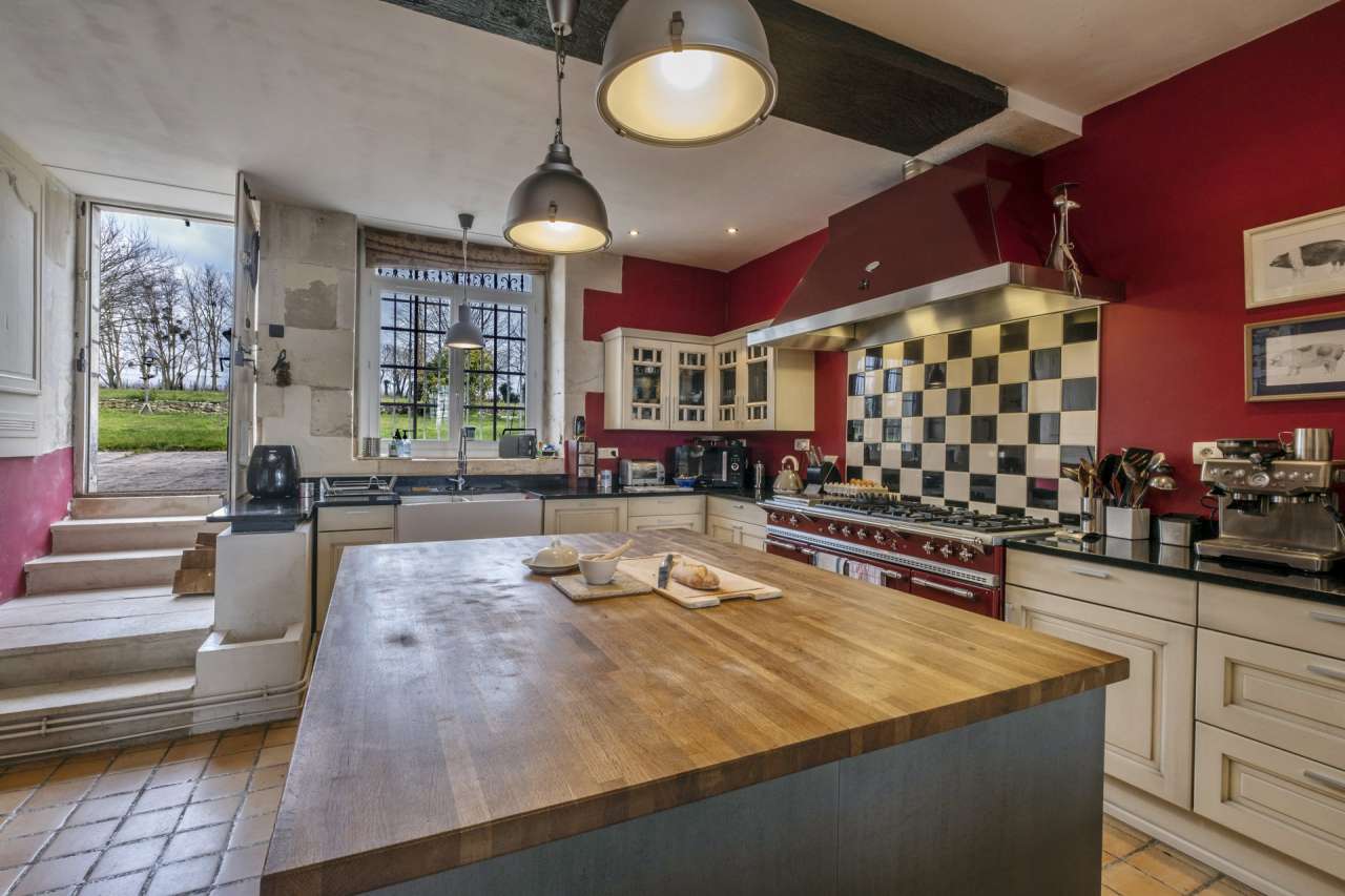 Luxuriously renovated 8 bedroom 15th Century Manor House with 4 fully furni