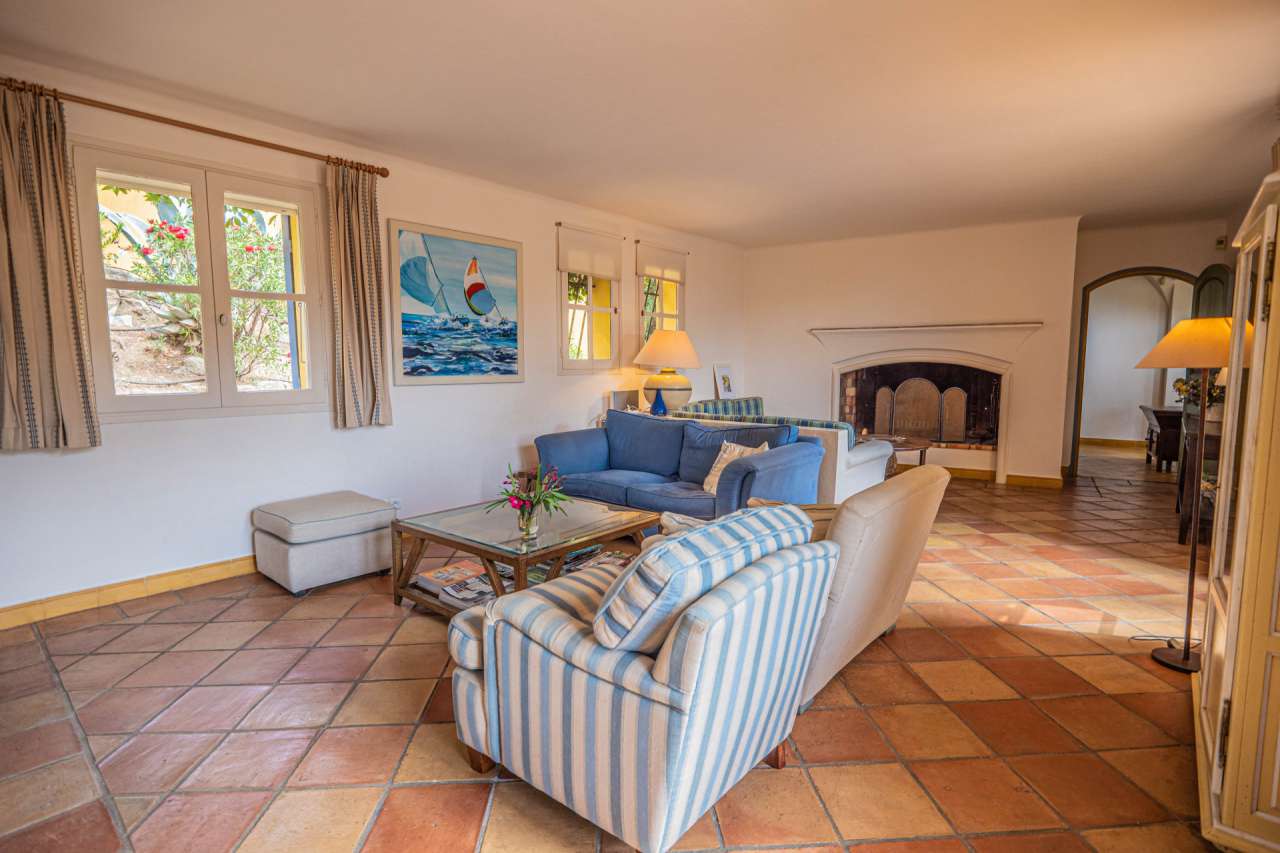 Nestling in beautiful landscaped gardens with expansive pool, is this outst