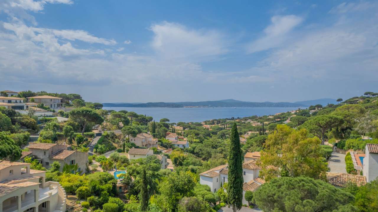 Nestling in beautiful landscaped gardens with expansive pool, is this outst