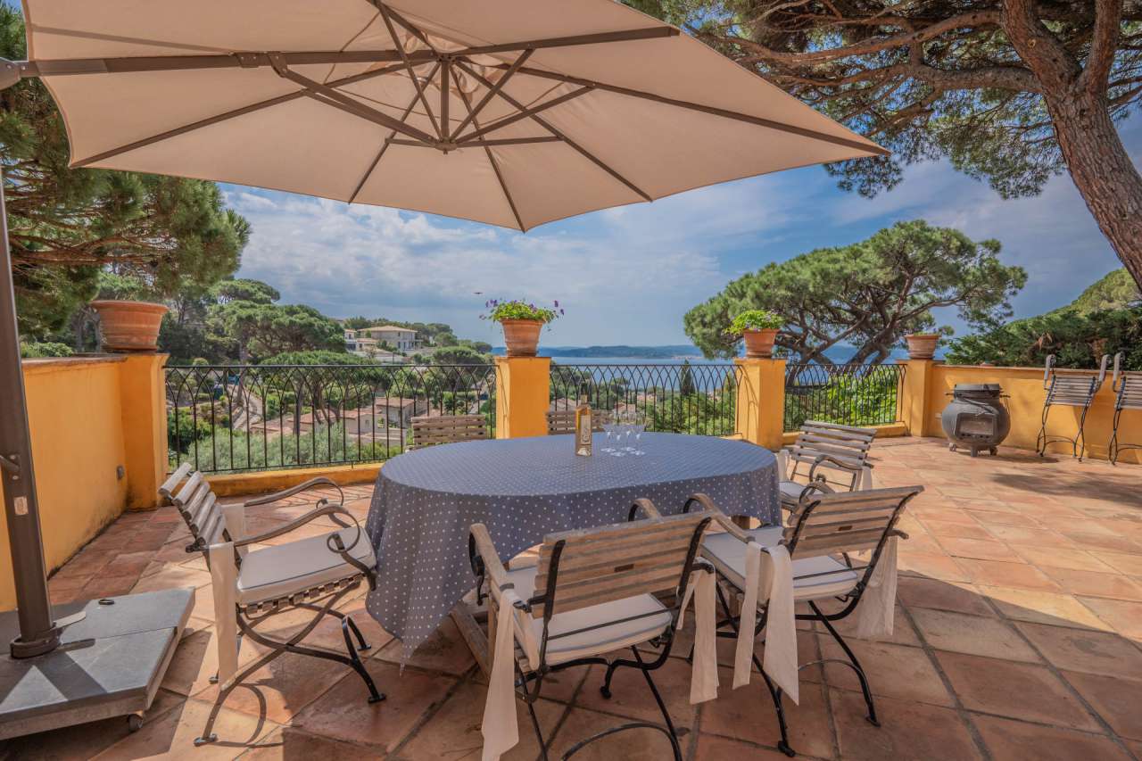 Nestling in beautiful landscaped gardens with expansive pool, is this outst