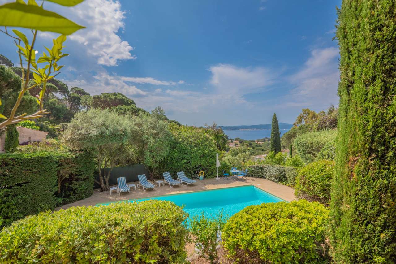 Nestling in beautiful landscaped gardens with expansive pool, is this outst