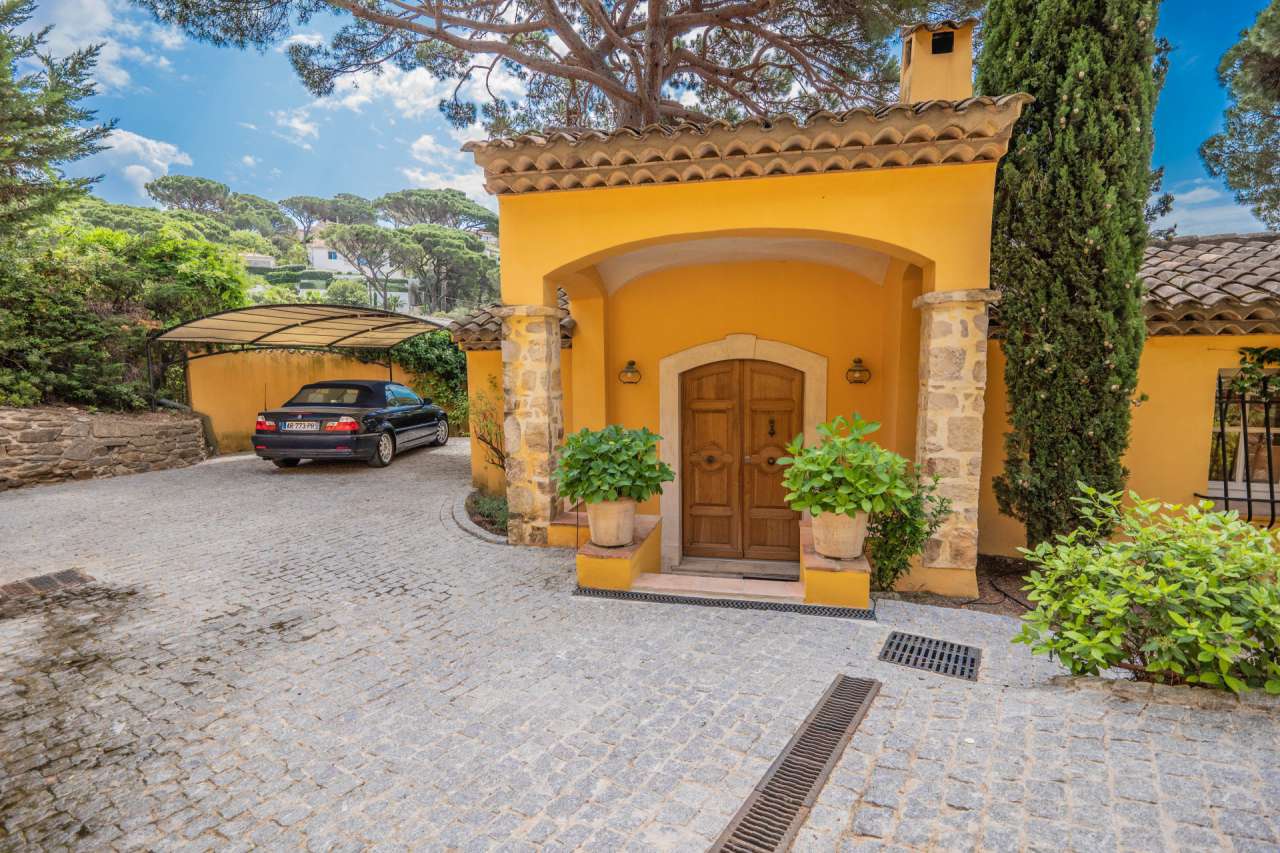 Nestling in beautiful landscaped gardens with expansive pool, is this outst