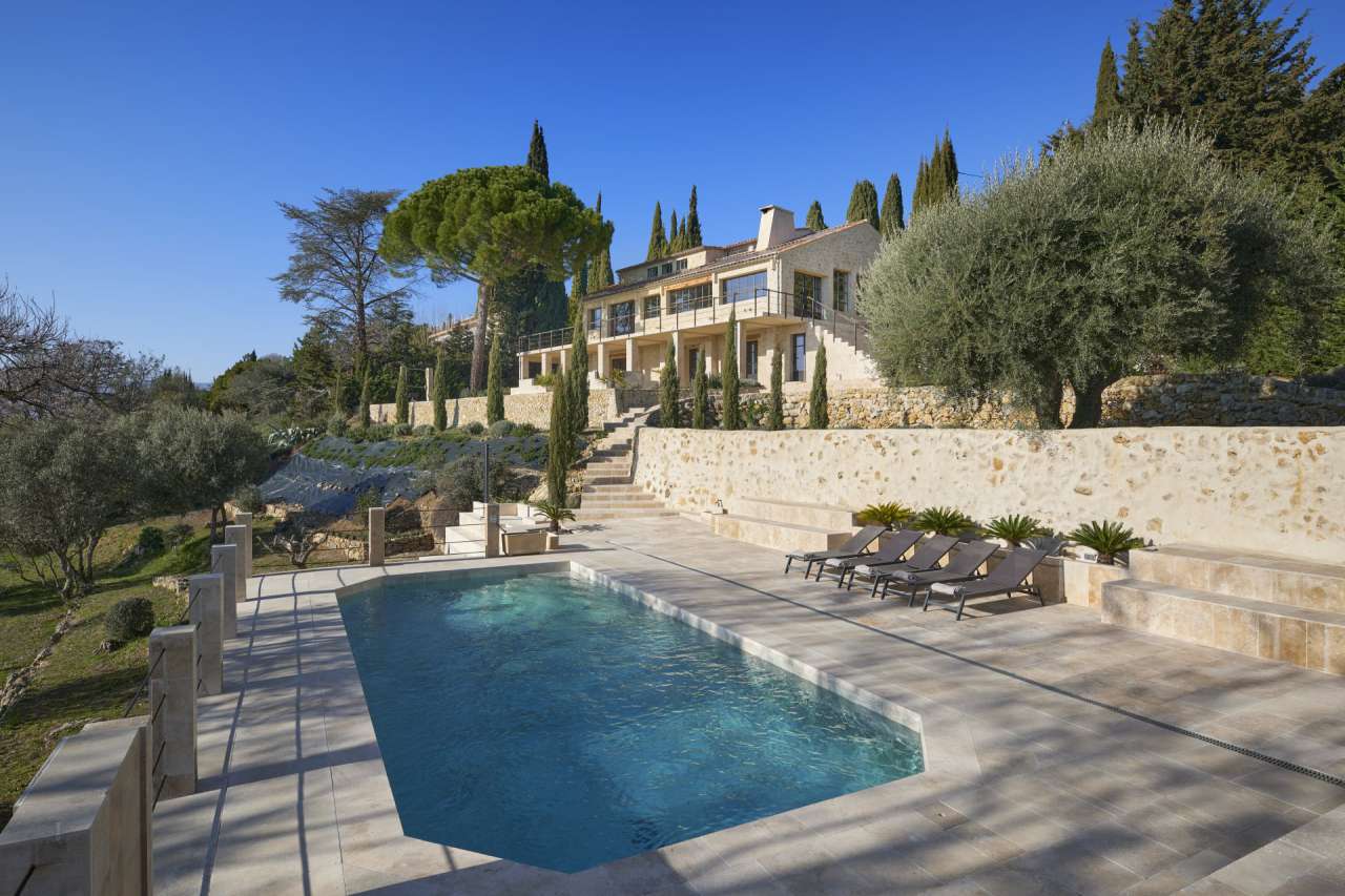 Recently totally refurbished, this magnificent and majestic 6 bedroom villa