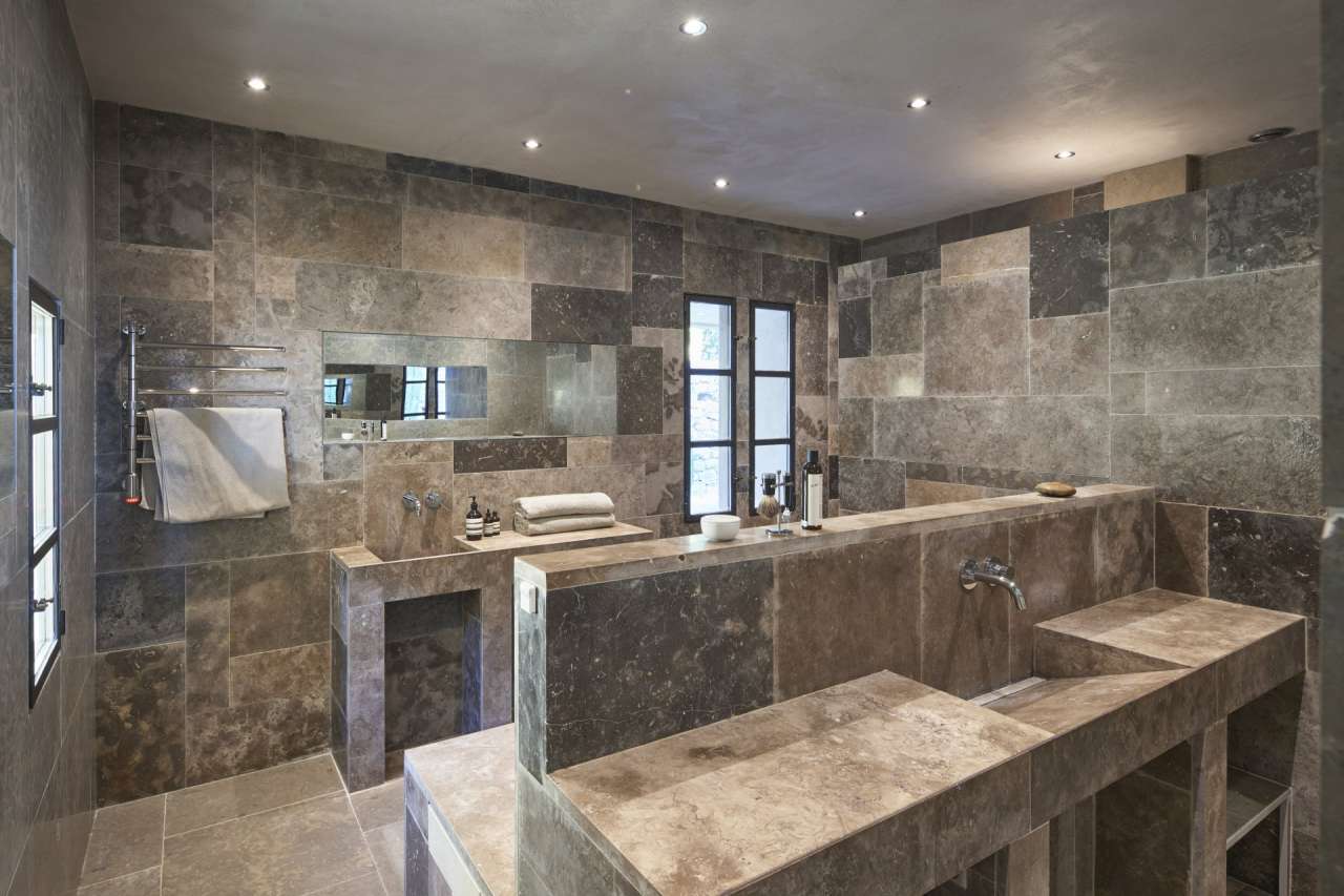 Recently totally refurbished, this magnificent and majestic 6 bedroom villa