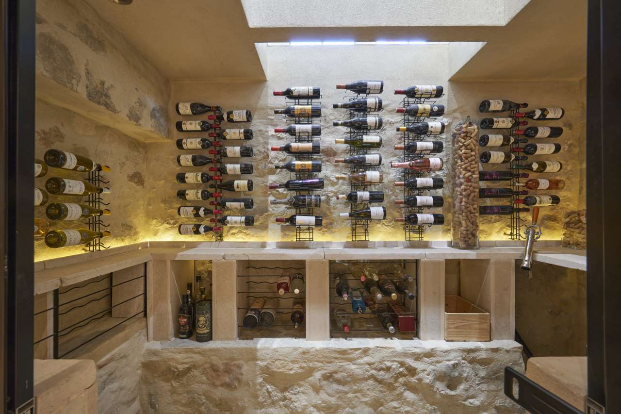 Recently totally refurbished, this magnificent and majestic 6 bedroom villa