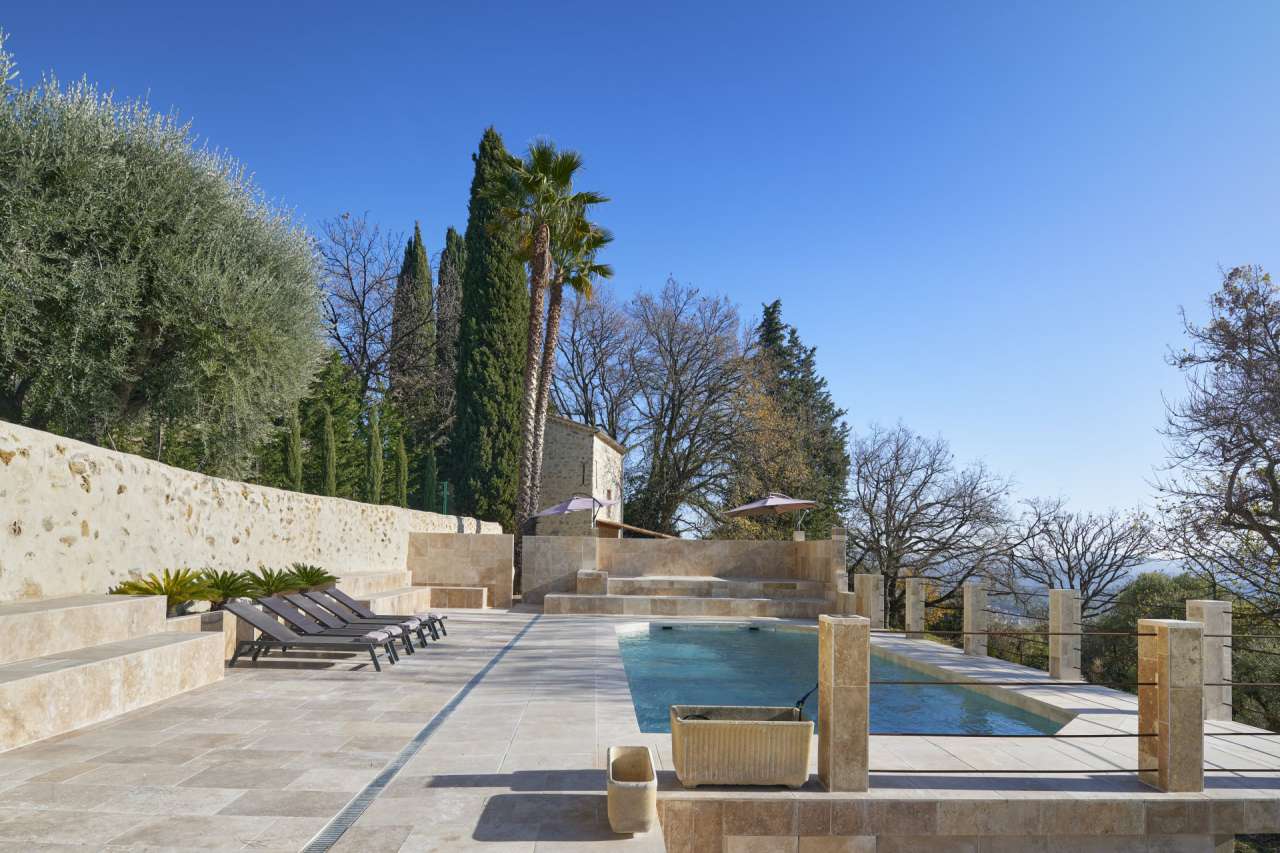 Recently totally refurbished, this magnificent and majestic 6 bedroom villa