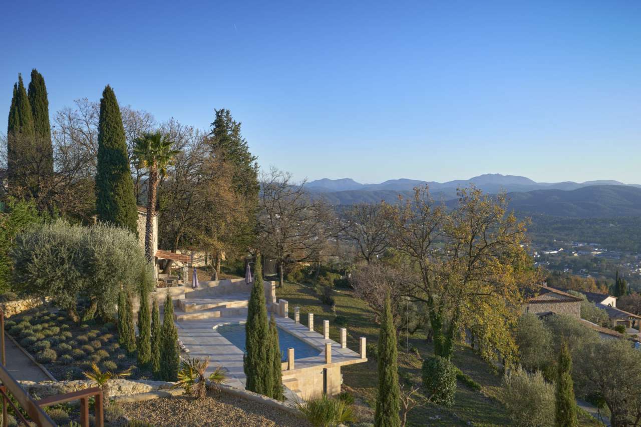 Recently totally refurbished, this magnificent and majestic 6 bedroom villa