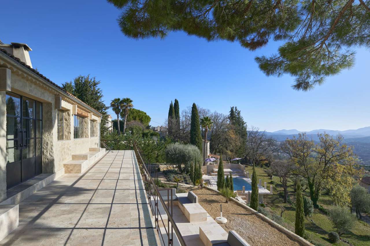 Recently totally refurbished, this magnificent and majestic 6 bedroom villa
