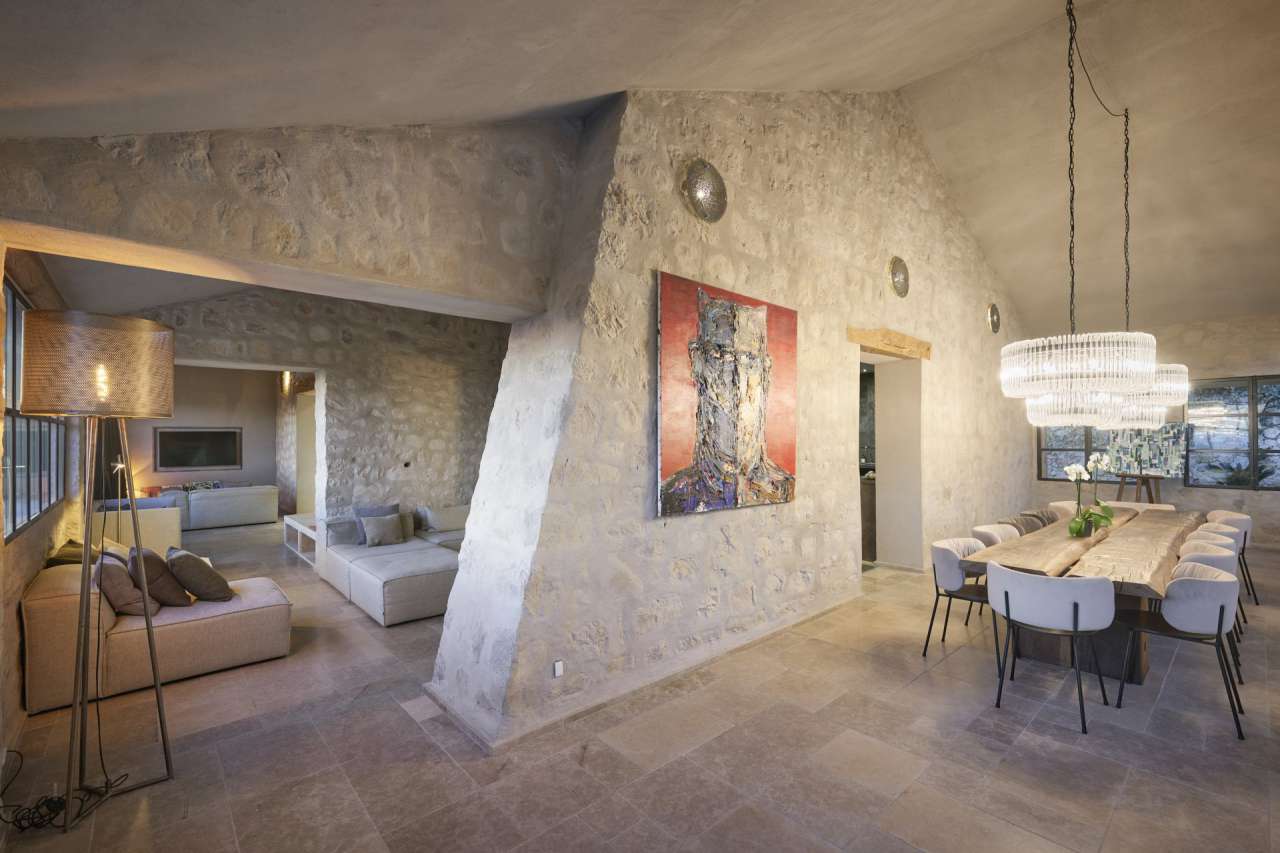 Recently totally refurbished, this magnificent and majestic 6 bedroom villa