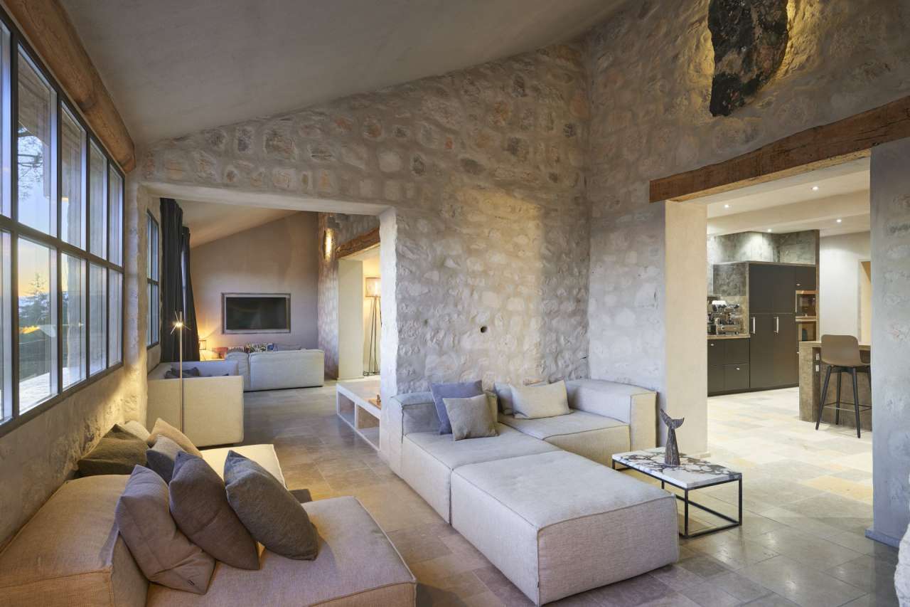 Recently totally refurbished, this magnificent and majestic 6 bedroom villa