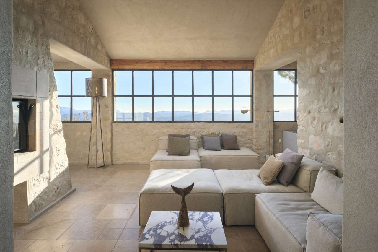 Recently totally refurbished, this magnificent and majestic 6 bedroom villa