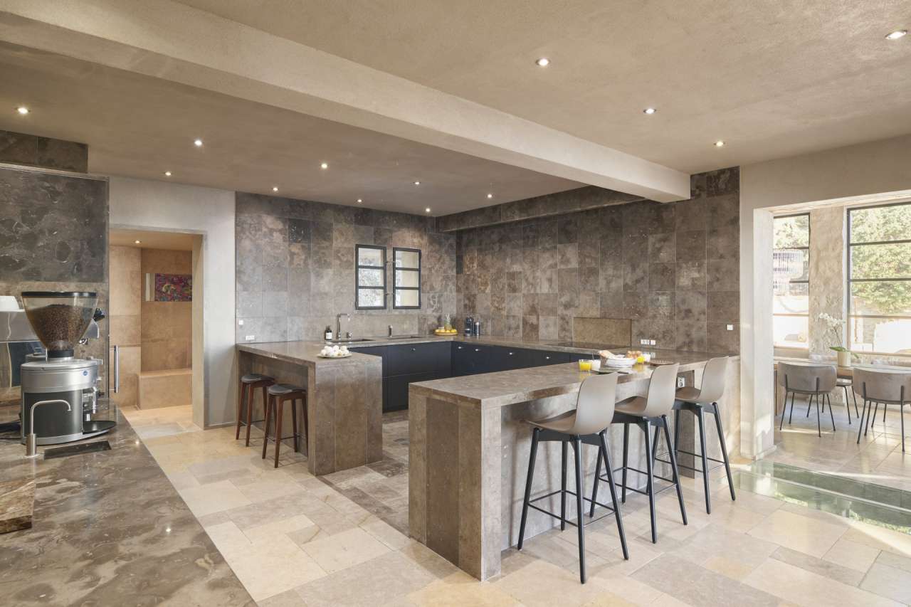 Recently totally refurbished, this magnificent and majestic 6 bedroom villa