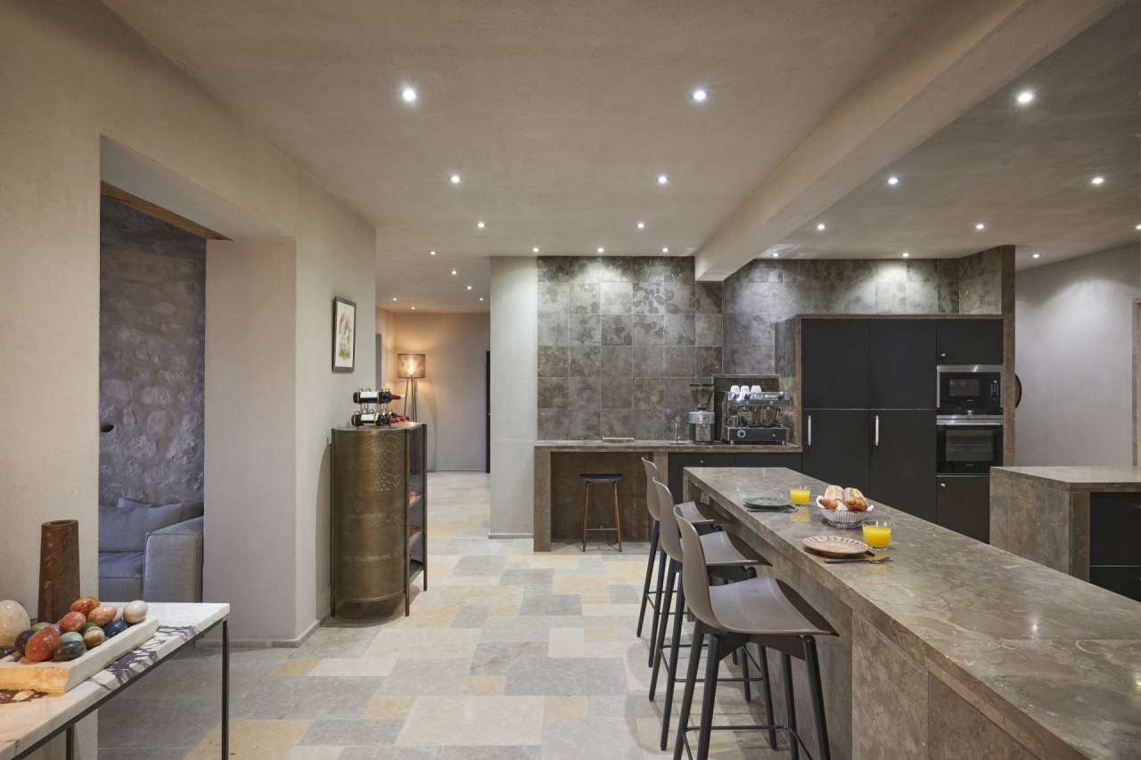 Recently totally refurbished, this magnificent and majestic 6 bedroom villa