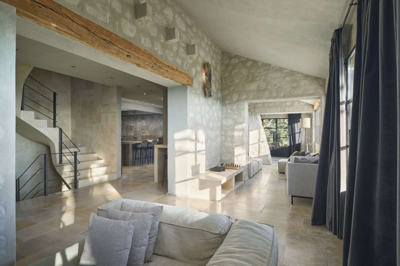 Recently totally refurbished, this magnificent and majestic 6 bedroom villa