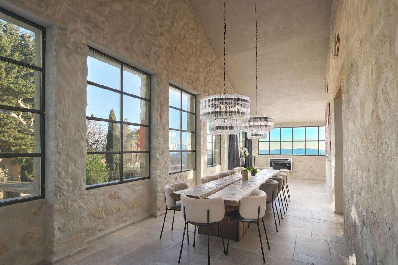 Recently totally refurbished, this magnificent and majestic 6 bedroom villa