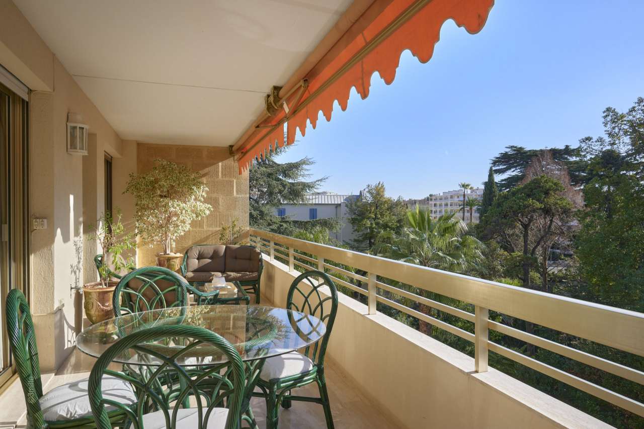 Bright, spacious and beautifully presented 2 bedroom penthouse apartment, w