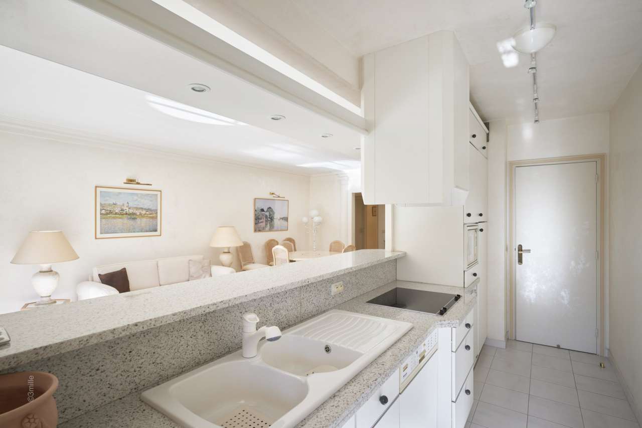 Bright, spacious and beautifully presented 2 bedroom penthouse apartment, w