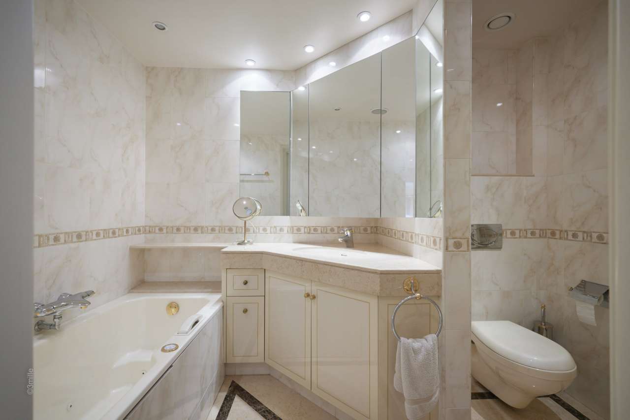 Bright, spacious and beautifully presented 2 bedroom penthouse apartment, w