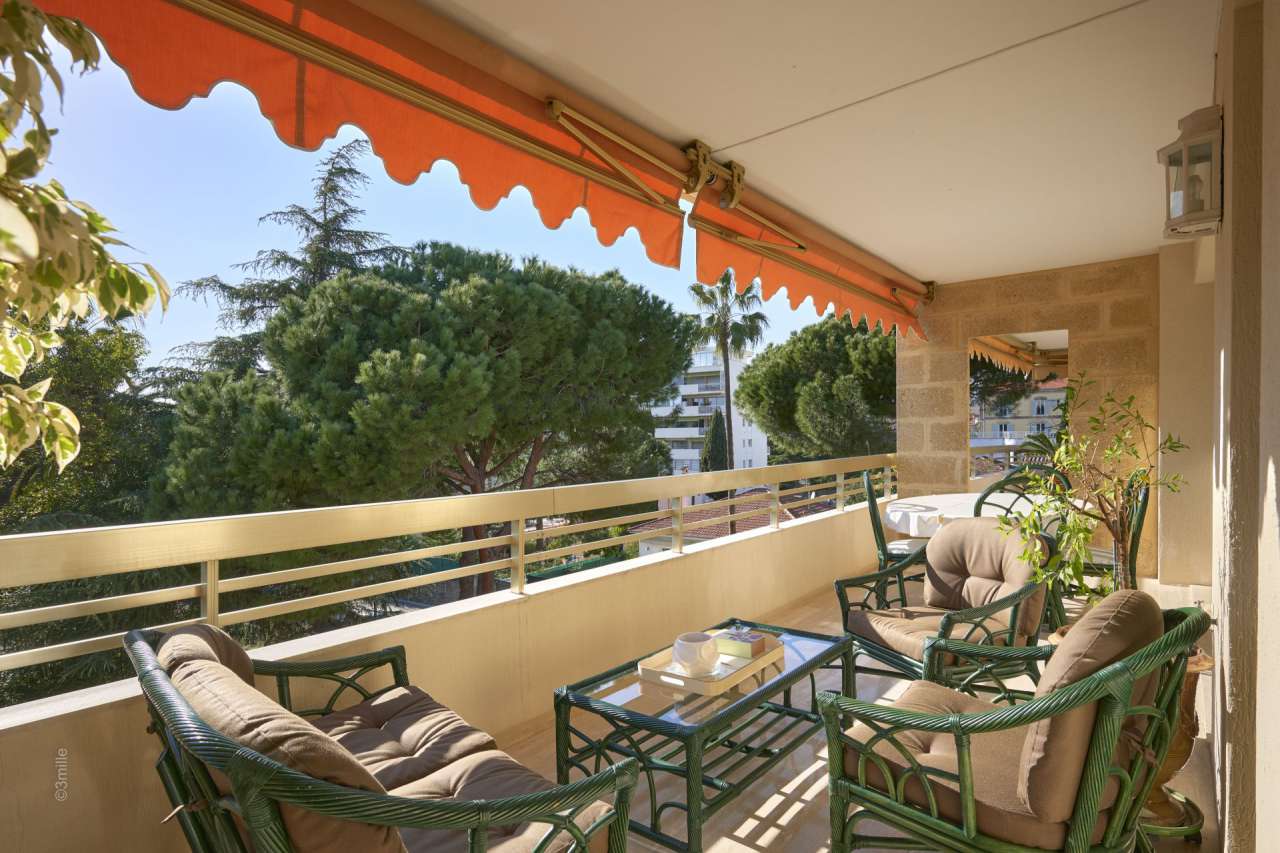 Bright, spacious and beautifully presented 2 bedroom penthouse apartment, w