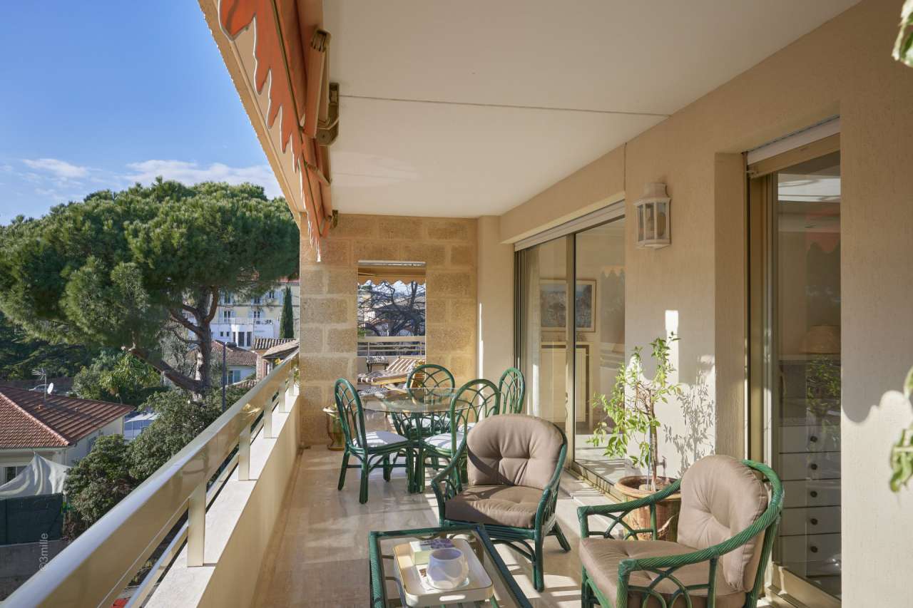 Bright, spacious and beautifully presented 2 bedroom penthouse apartment, w