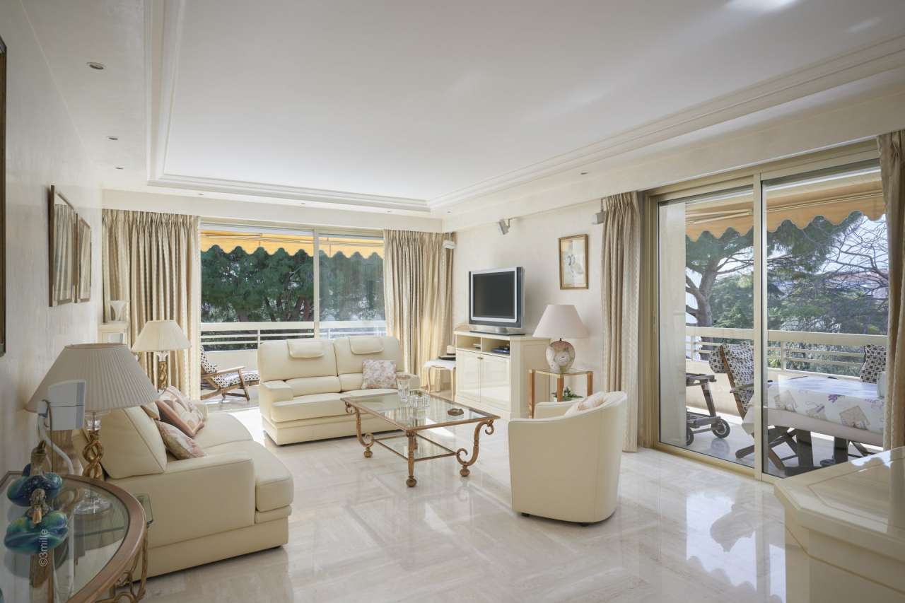 Bright, spacious and beautifully presented 2 bedroom penthouse apartment, w