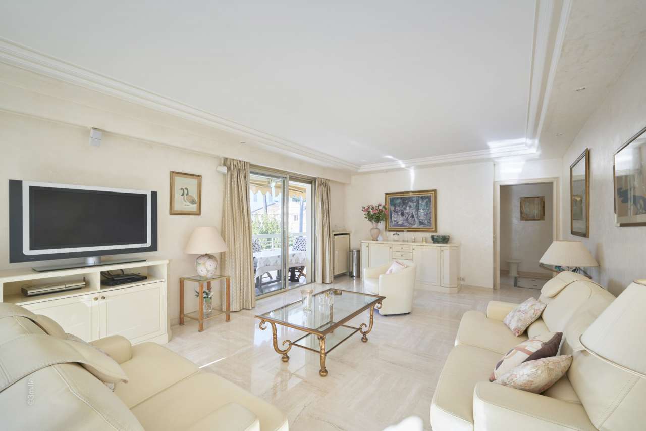 Bright, spacious and beautifully presented 2 bedroom penthouse apartment, w