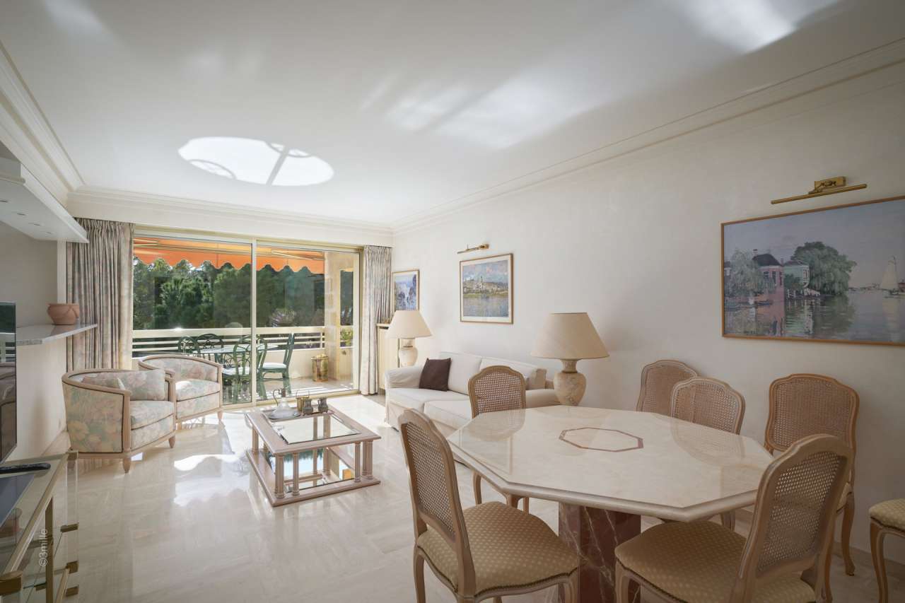 Bright, spacious and beautifully presented 2 bedroom penthouse apartment, w