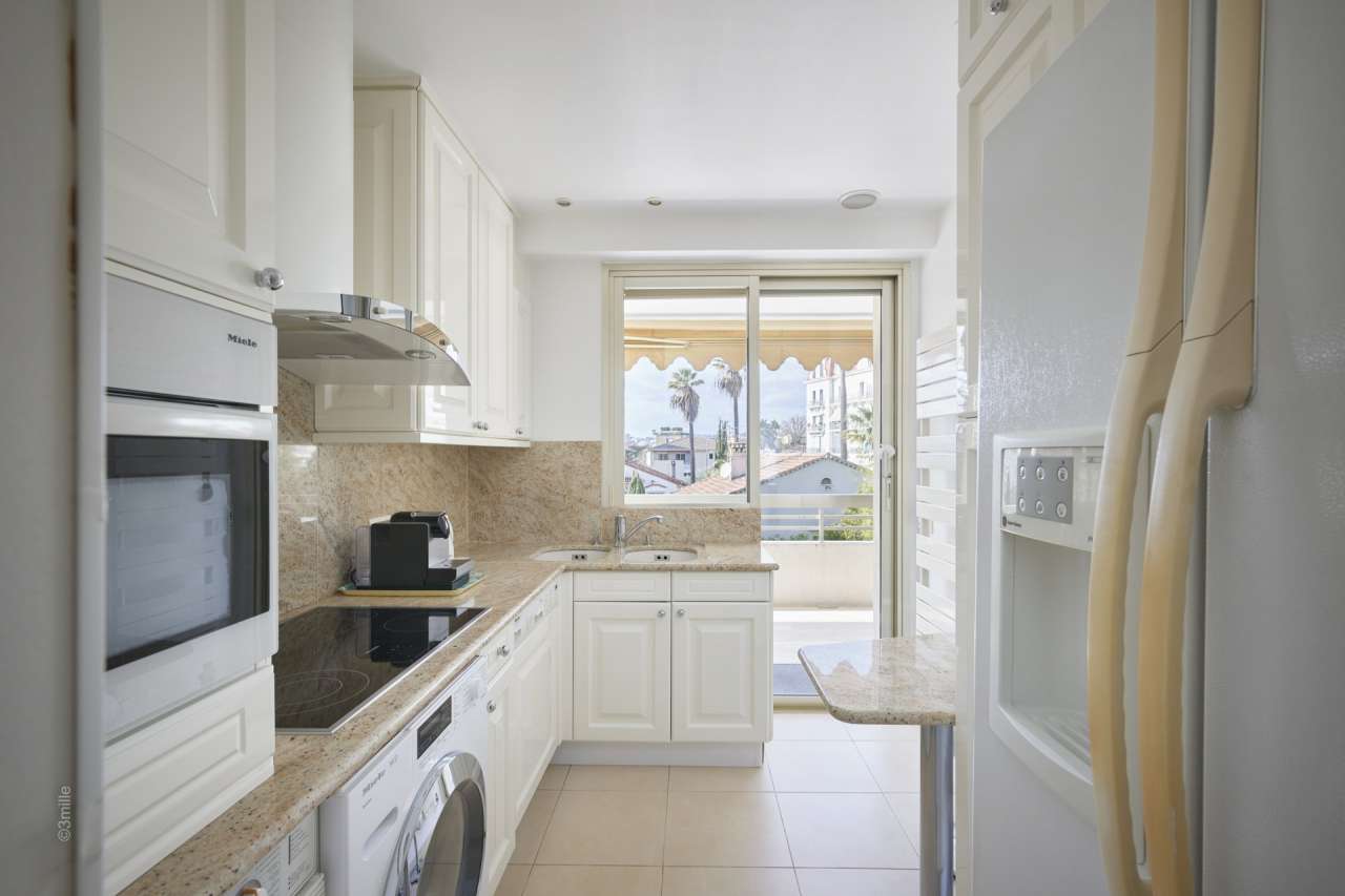 Bright, spacious and beautifully presented 2 bedroom penthouse apartment, w