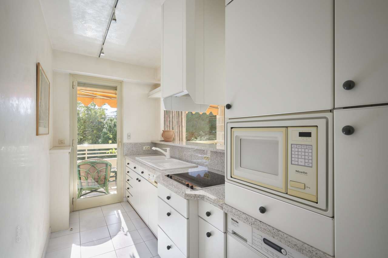 Bright, spacious and beautifully presented 2 bedroom penthouse apartment, w