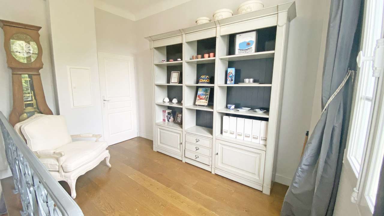 Superb 4 bedroom villa, which is ideally situated in a quiet setting, yet r