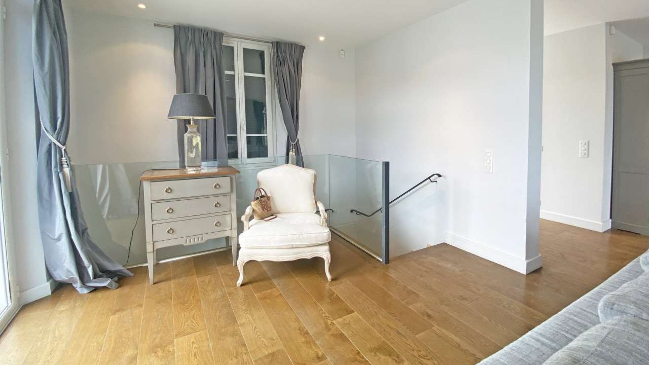 Superb 4 bedroom villa, which is ideally situated in a quiet setting, yet r