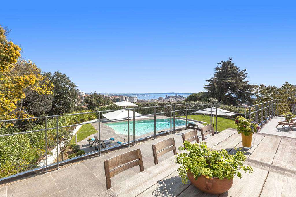 Superb 4 bedroom villa, which is ideally situated in a quiet setting, yet r