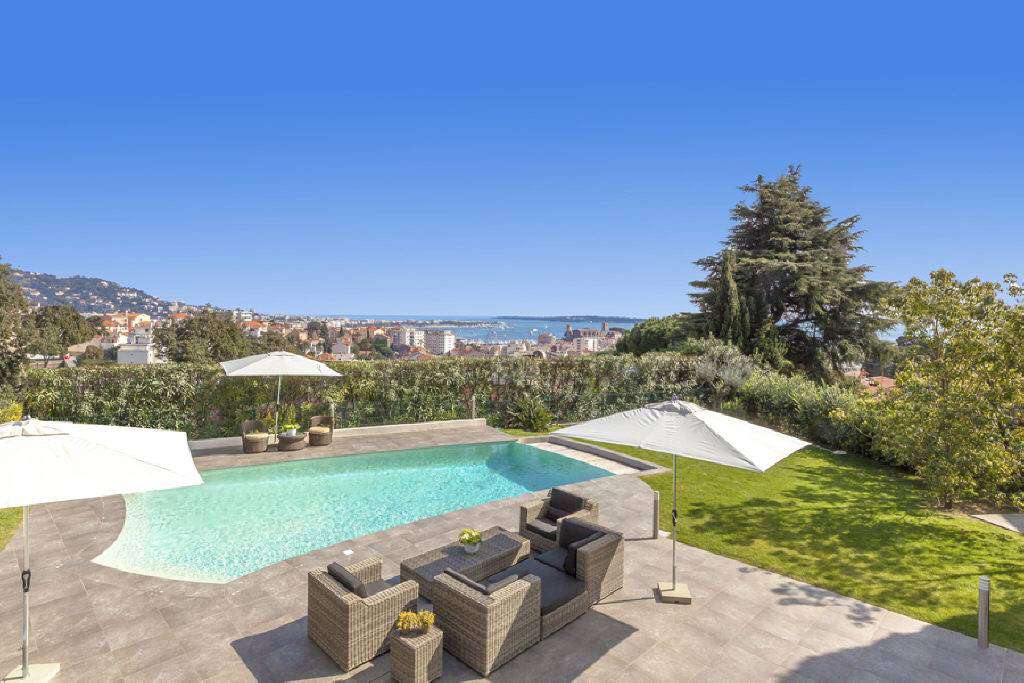 Superb 4 bedroom villa, which is ideally situated in a quiet setting, yet r